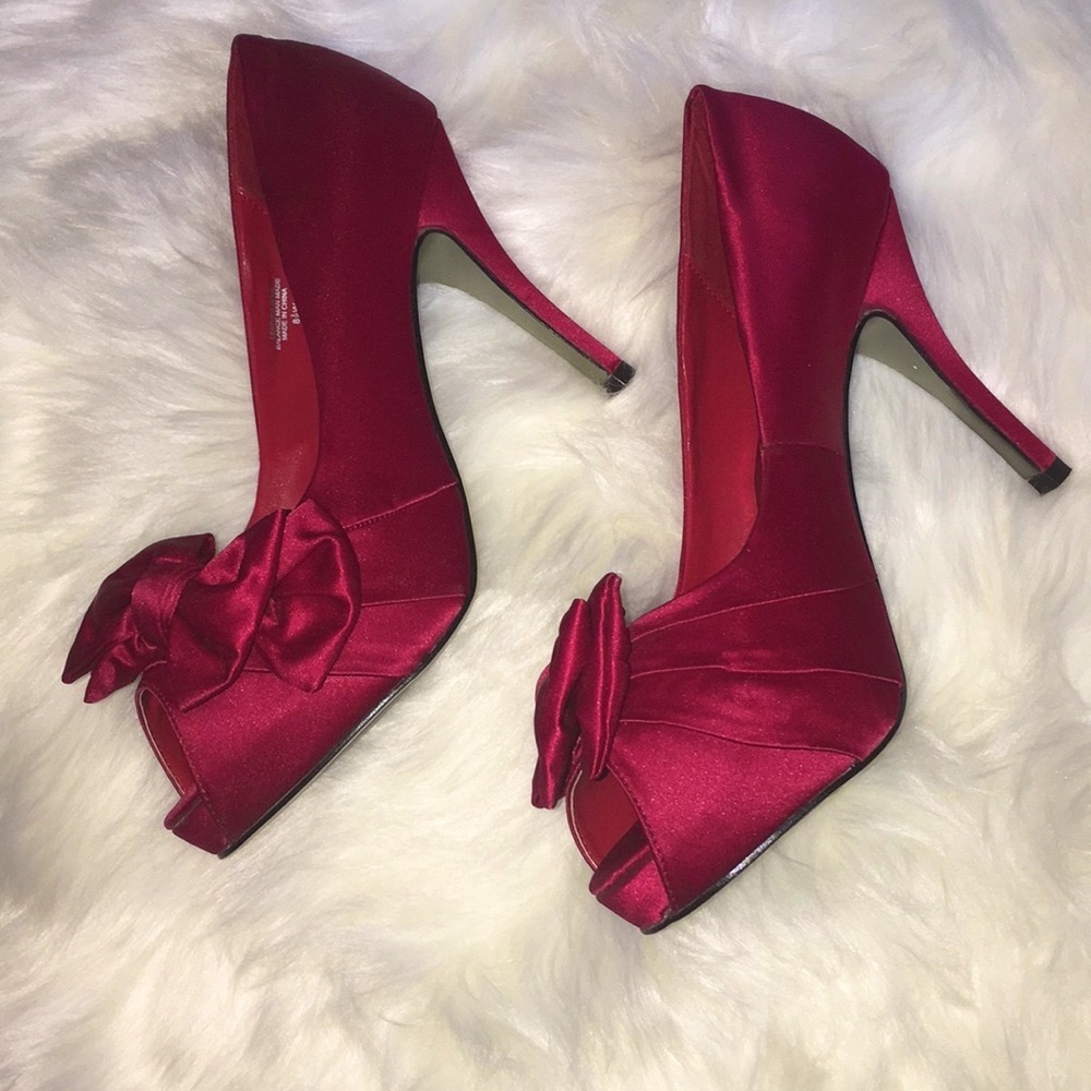 NWOT- AUDREY BROOKE red satin bow peep-toe heels
